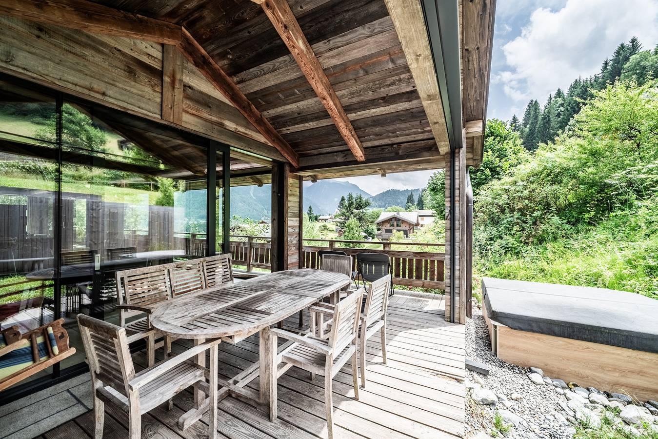 Chalet 'Bella' con vistas a la montaña, terraza privada y Wi-Fi in Essert-Romand, Les Portes du Soleil
