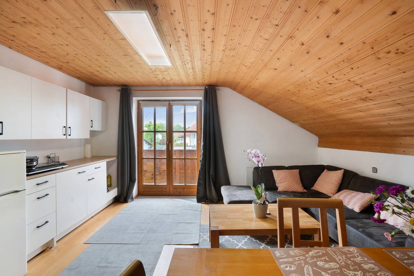 Ganze Wohnung, Ferienwohnung „Dorfidyll" mit Balkon und Wi-Fi inmitten der idyllischen Landschaft von Jesenwang in Jesenwang, Romantische Straße