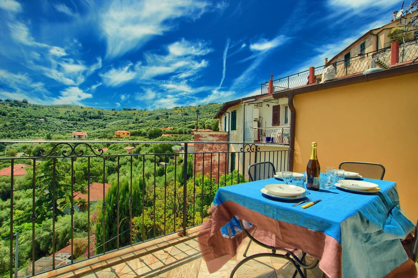 Geheel appartement, Vakantieappartement voor 3 personen met balkon/terras in Torrazza, Imperia