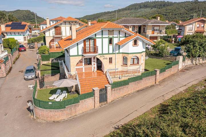 Casa rural para 6 personas, con Balcón además de Terraza y Jardín en Isla (Cantabria)