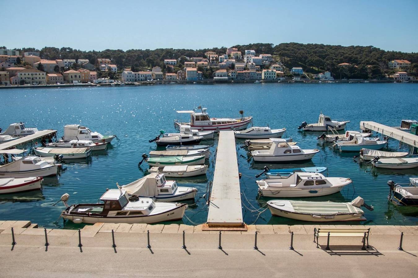 Das Vindobona-Zimmer in Mali Lošinj ist mit einem bequemen Doppelbett und einem eigenen Badezimmer mit einer modernen Duschkabine ausgestattet. Das Zimmer bietet einen Blick auf das Meer und den Hafen von Lošinj. in Mali Lošinj, Lošinj