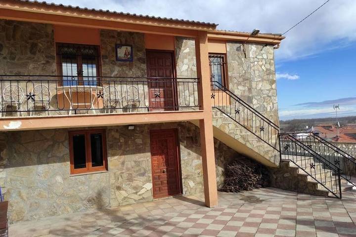 Casa rural para 6 personas, con piscina además de vistas y jardín en Alija del Infantado