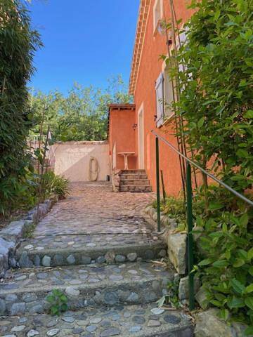 Location de vacances pour 8 personnes, avec jardin et piscine à Labeaume - 2