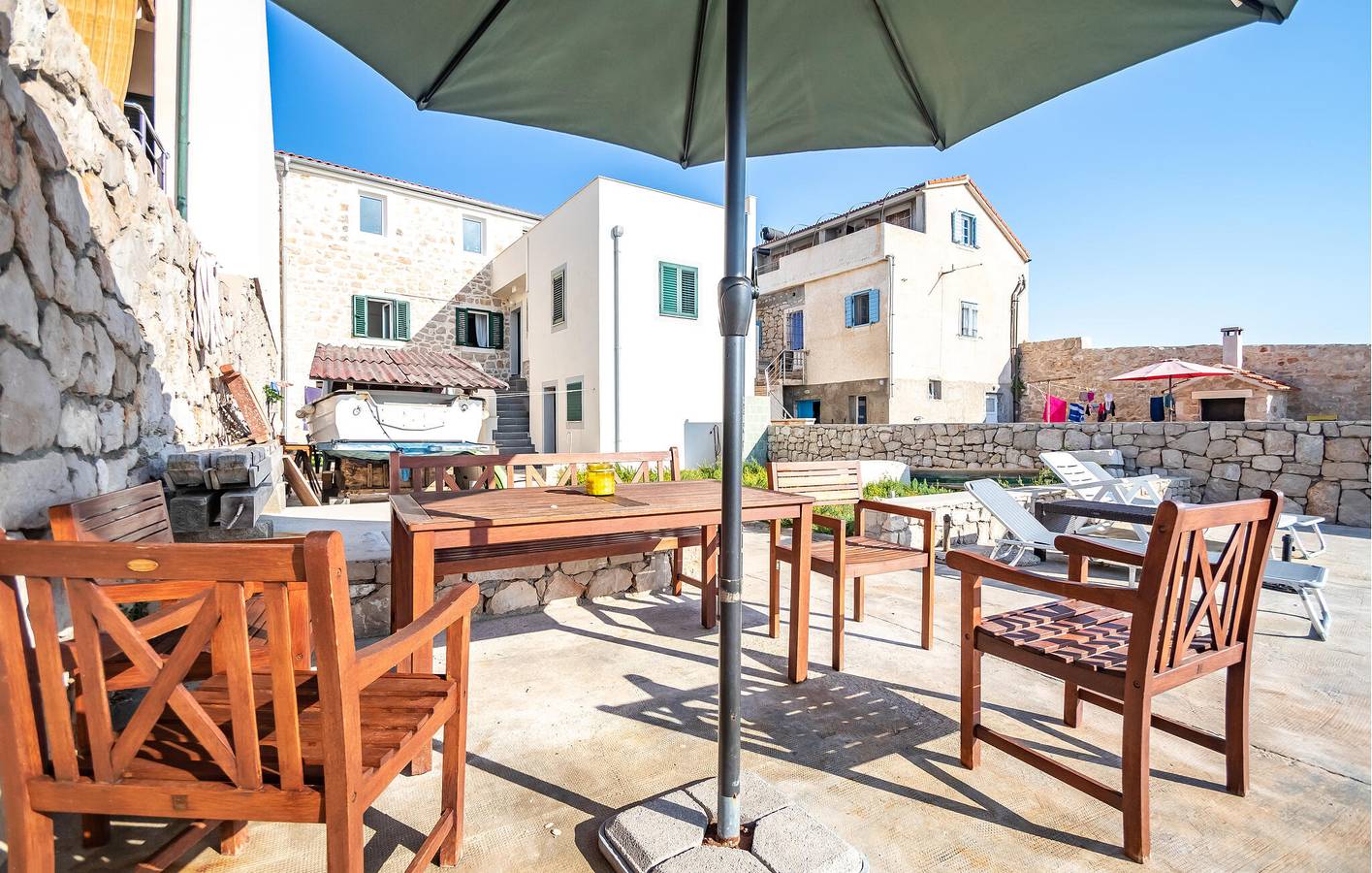 Charmante 2-Zimmer-Wohnung mit Terrasse in Strandnähe – WLAN & Parkplatz! in Betina, Tisno