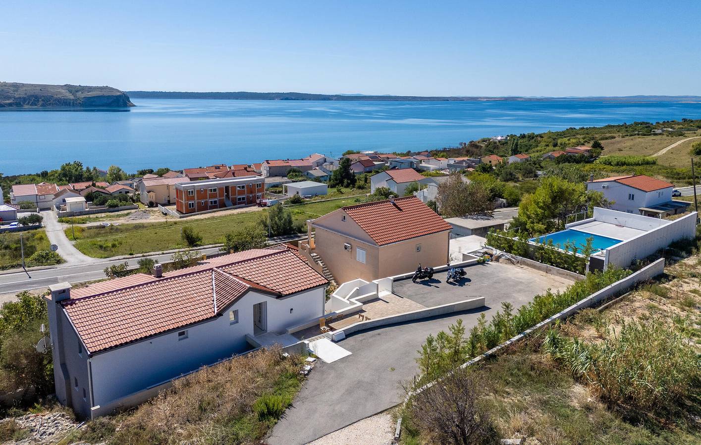 Apartment am Meer mit Pool, Terrasse und Parkplatz – 400 m bis zur Küste in Rtina, Zadar