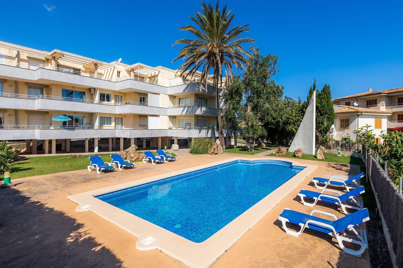 Entire apartment, Veleta Apartment with Sea Views, Shared Pool, Terrace, and Wi-Fi in Port de Pollença, Pollença