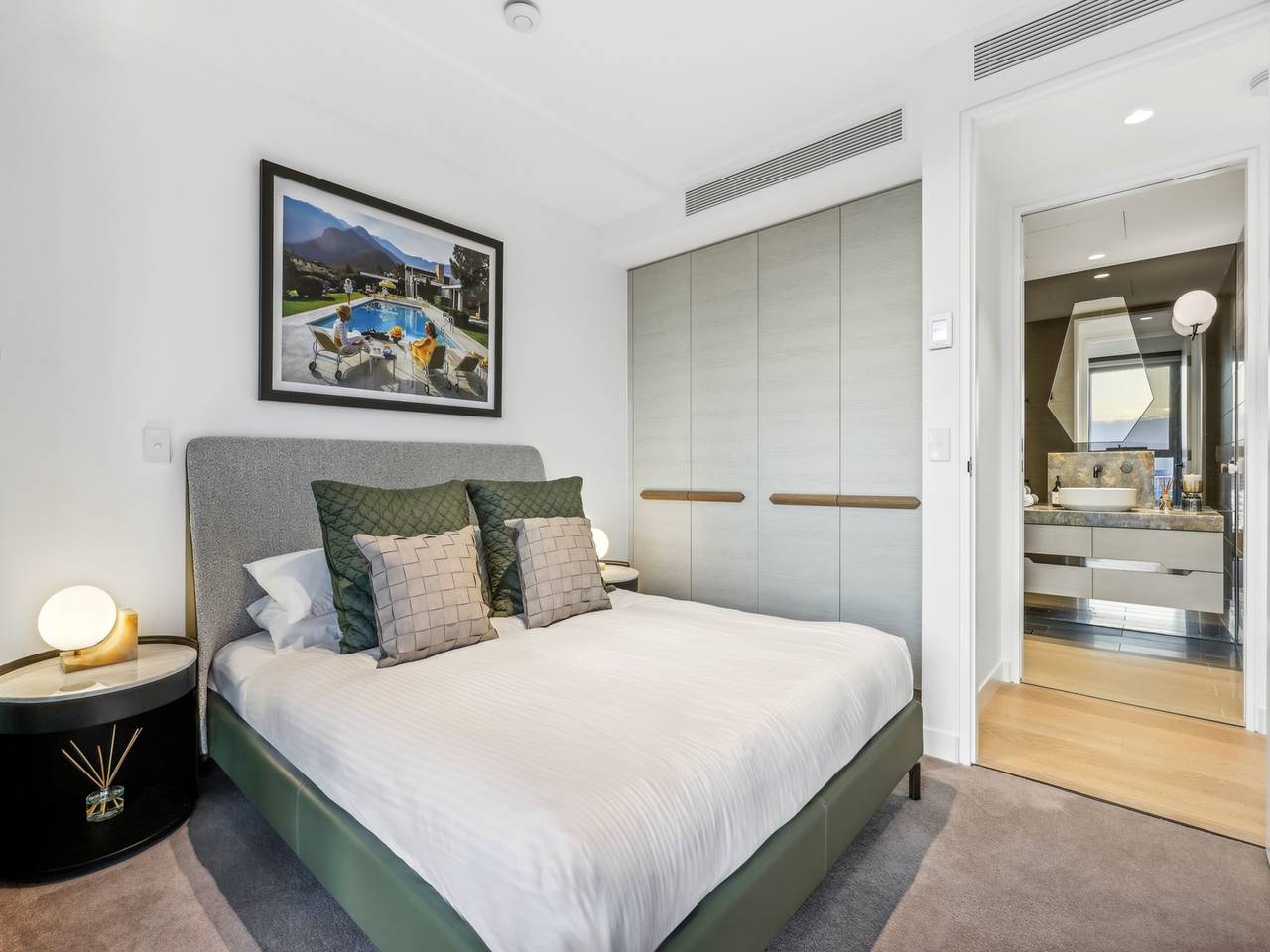 Entire apartment, Jewel Luxury Beachside 2-Bed with Water View in Surfers Paradise, Queensland