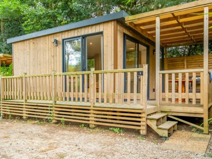 Camping pour 2 personnes, avec terrasse et piscine, animaux acceptés