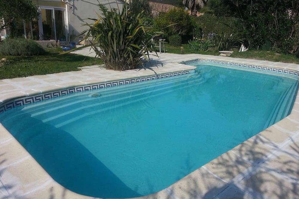 Entire apartment, T2 garden level in villa in Le Muy, Draguignan region