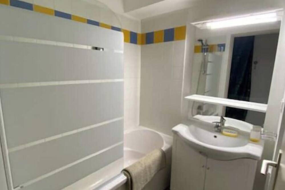 Entire apartment, Cosy apartment in residence with mountain and river views in Arreau, French Pyrenees