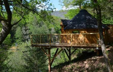 Ferienhaus für 2 Personen, mit Ausblick und Terrasse sowie Seeblick und Pool in Aveyron