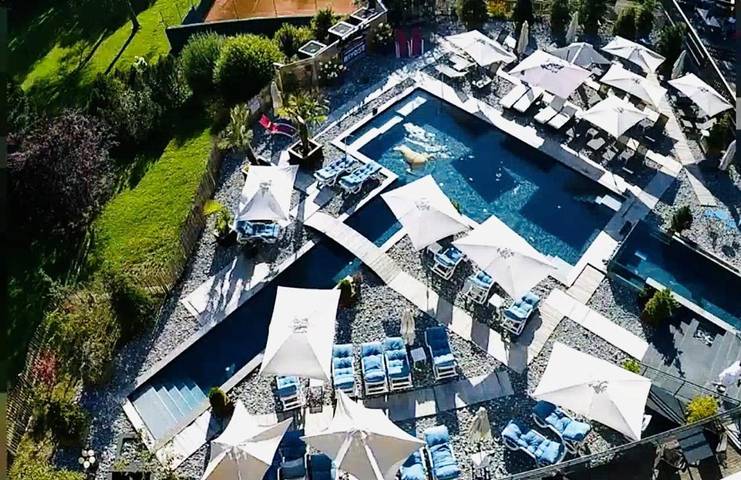 Hôtel pour 2 personnes, avec jacuzzi et sauna ainsi que piscine et jardin, animaux acceptés