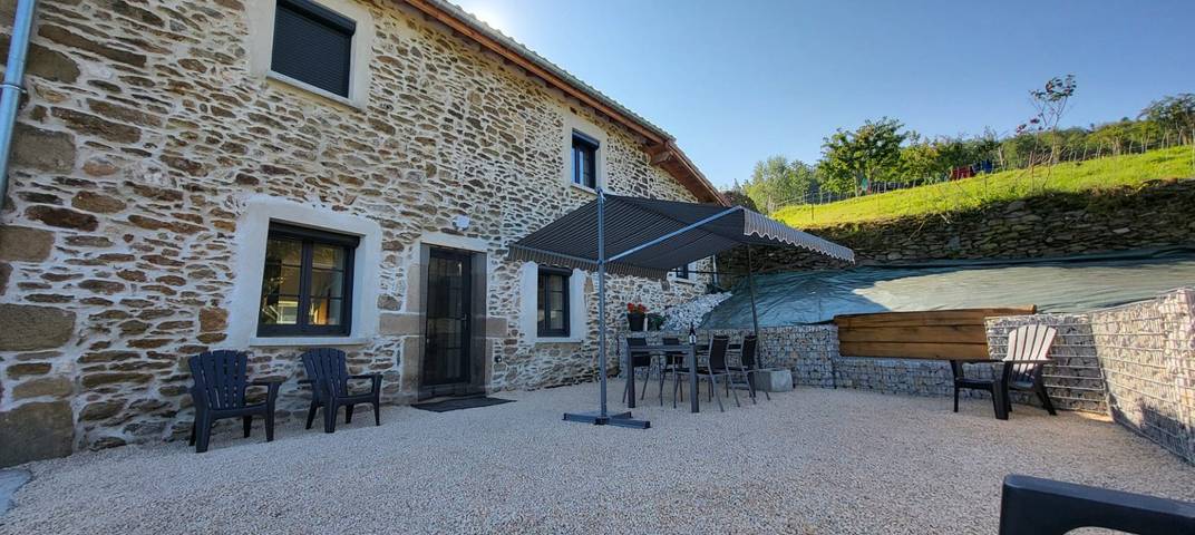 Gîte pour 7 personnes, avec terrasse à Le Chambon-Feugerolles