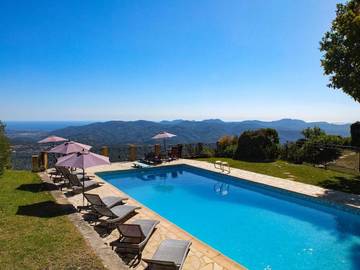 Gîte pour 4 personnes, avec vue et piscine ainsi que vue sur le lac et jardin à Spéracèdes