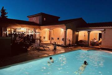 Location de vacances pour 12 personnes, avec terrasse et jardin à Sainte-Cécile-les-Vignes