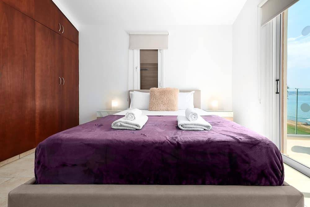 Beach Front Villa Azura Sunrise by Ezoria Villas in Peyia, Chipre Sur