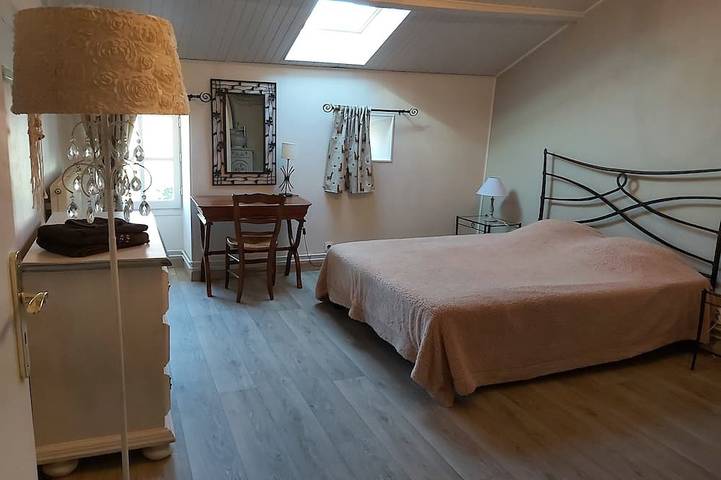 Gîte pour 2 personnes, avec jardin et piscine à Longré