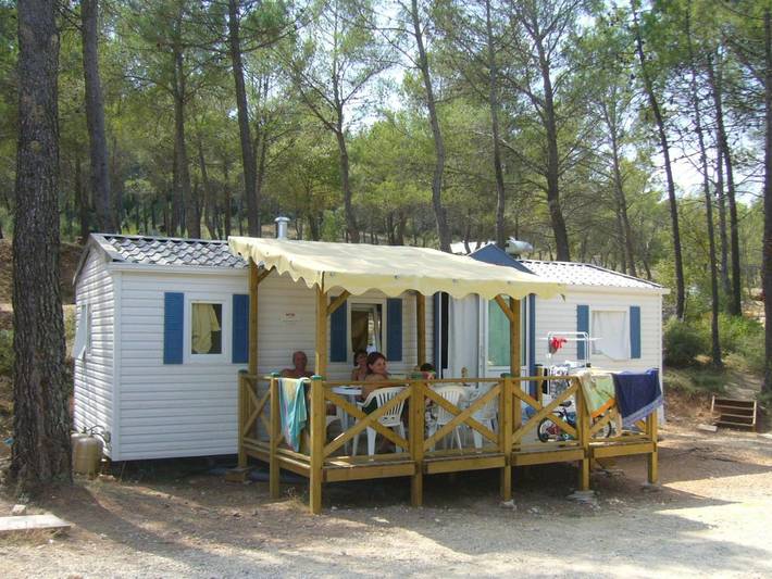 Camping pour 8 personnes, avec jardin ainsi que bassin pour enfant et piscine