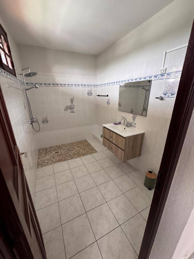 Casa de vacaciones para 6 personas, con terraza y piscina además de jardín y vistas - 1