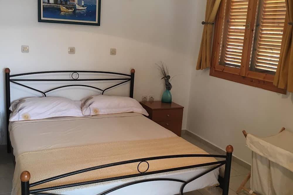 Spacious 3 becroom Villa with private pool, patio and roof terrace. in Roumeli, Rethymno und Umgebung