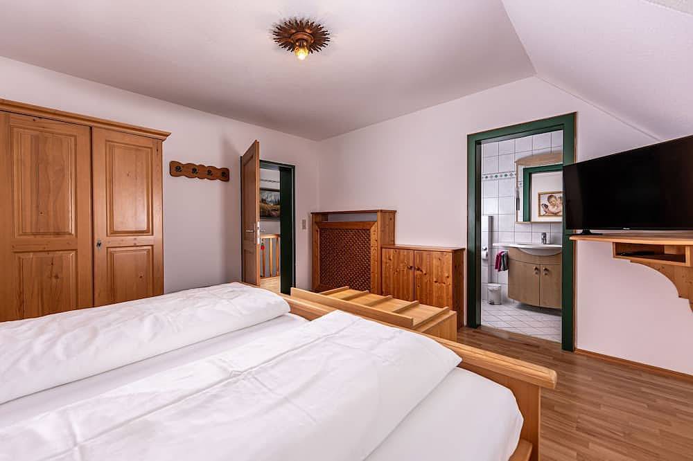 Ganze Wohnung, Ferienwohnung-5 Personen, 80qm,  3 Schlafzimmer, 2 Bäder,  Balkon, Alleinlage mit Bergblick in Bad Reichenhall, Berchtesgadener Alpen