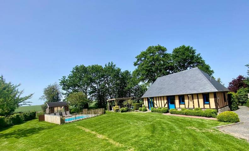 Location de vacances pour 4 personnes, avec jardin ainsi que piscine et vue à Vannecrocq