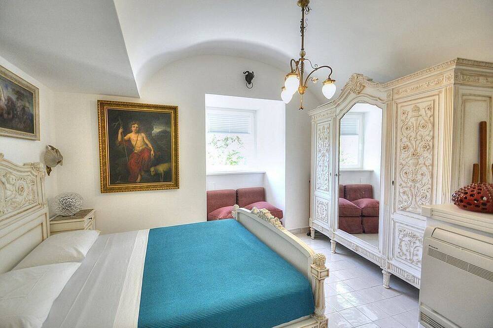 Villa Marinella: A romantic and welcoming three-story villa situated in a quiet location, at a short distance from the famous Piazzetta of Capri, with Free Wi-Fi. in Capri, Naples Province