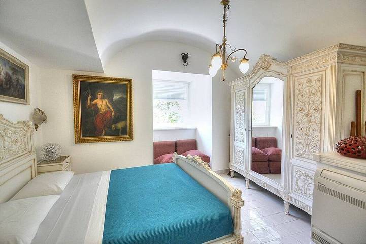 Villa Marinella: A romantic and welcoming three-story villa situated in a quiet location, at a short distance from the famous Piazzetta of Capri, with Free Wi-Fi. in Capri, Province de Naples