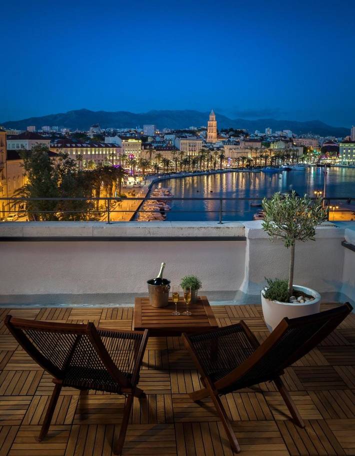 Alojamiento y desayuno para 3 personas, con terraza y vistas en Split