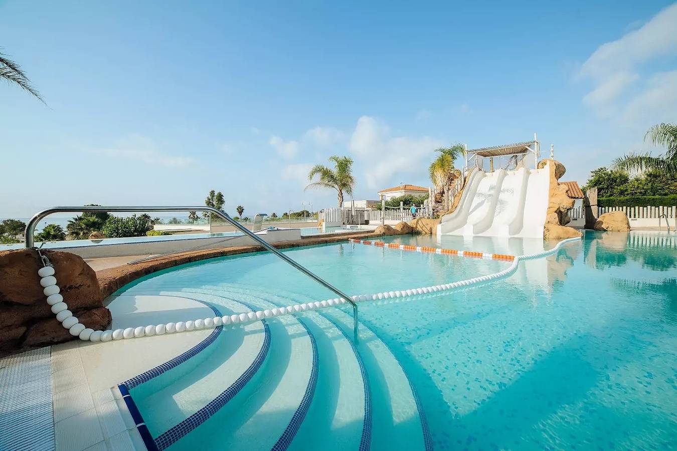 Apartamento entero, Estudio B 2 til 4 personas - 2 personas. incluido en el precio in Montroig, Costa Dorada