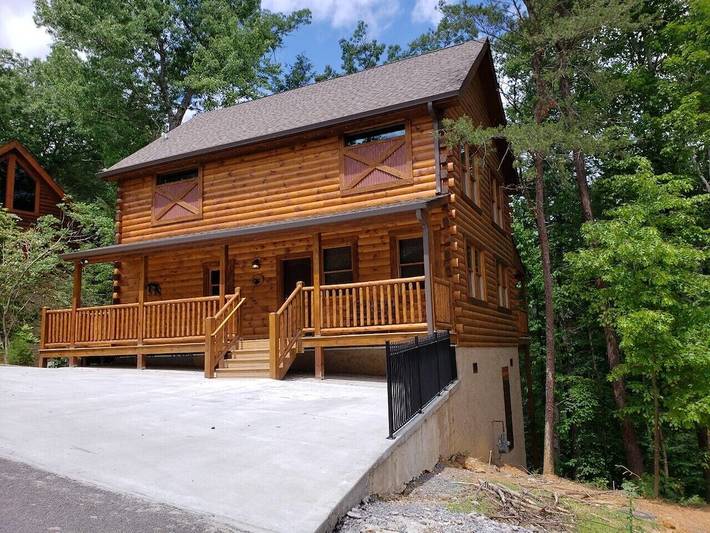 Log cabin for 10 people, with balcony and hot tub in Pigeon Forge