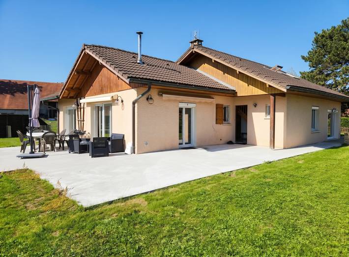 Geräumiges Ferienhaus mit privatem Pool in Arenthon in Arenthon, Region Bonneville