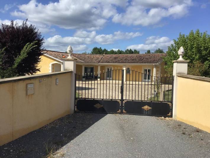 Gîte pour 6 personnes, avec jardin ainsi que vue et piscine à Le Pizou - 4