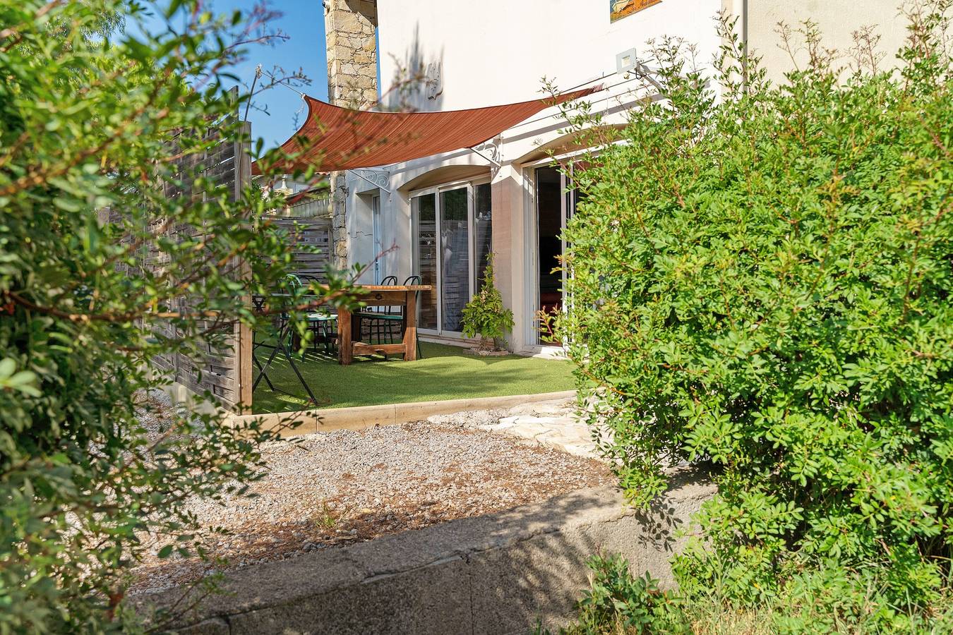 Apartamento entero, Apartamento 'Villa Andalouse' con terraza privada, wifi y aire acondicionado in Poussan, Costa mediterránea (Francia)