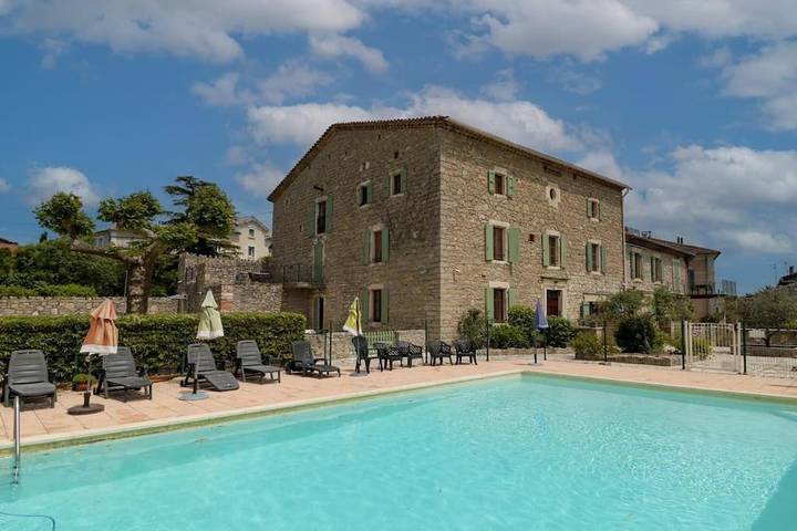 Gîte pour 6 personnes, avec Terrasse ainsi que Piscine et Vue à Canaules-et-Argentières