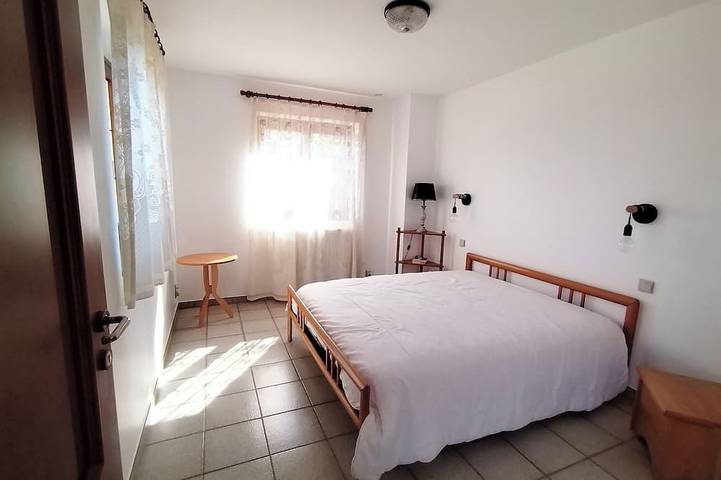 Ganze Wohnung, Garden apartment in country villa, swimming pool, 5 minutes from village. in Roquefort-les-Pins, Mittelmeerküste (Frankreich)