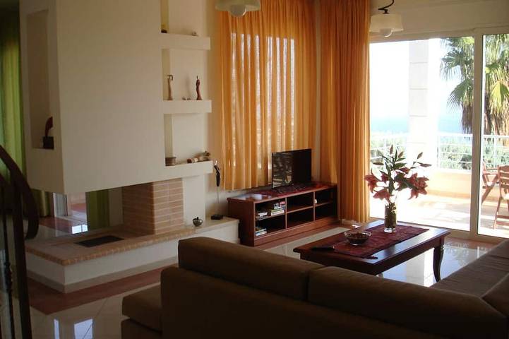 Villa overlooking the sunrise and the endless blue of the sea in Αγία Πελαγία, Αχλάδα