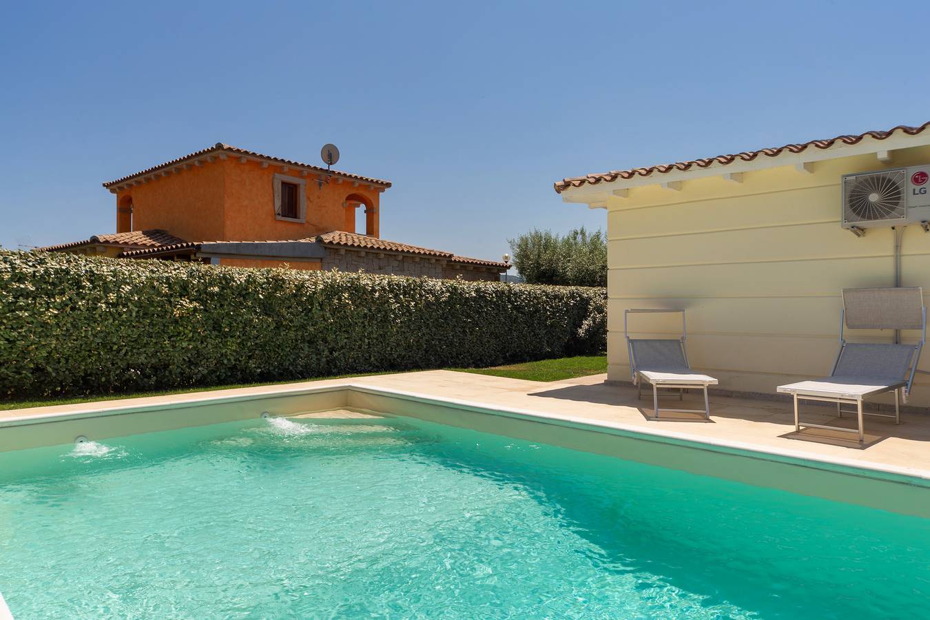Central Holiday Home with Wi-Fi, Air Conditioning & Pool; Parking Available, Pets Allowed  in San Teodoro, Olbia-Tempio