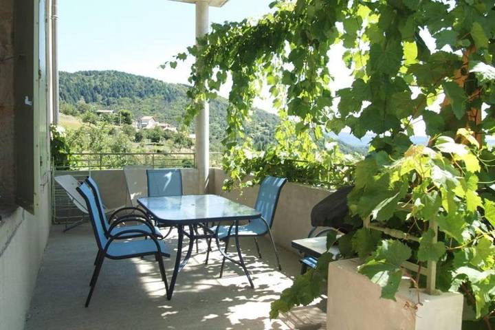 Gîte pour 5 personnes, avec piscine ainsi que vue et terrasse à Vals-les-Bains