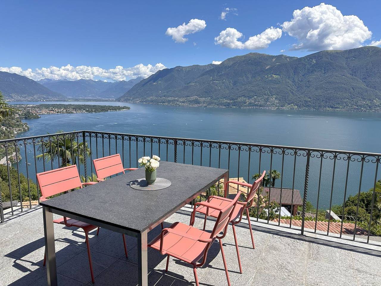 Ganze Wohnung, Erstklassige Wohnung mit grosser Terrasse und Panoramasicht in Ronco sopra Ascona, Tessiner Alpen