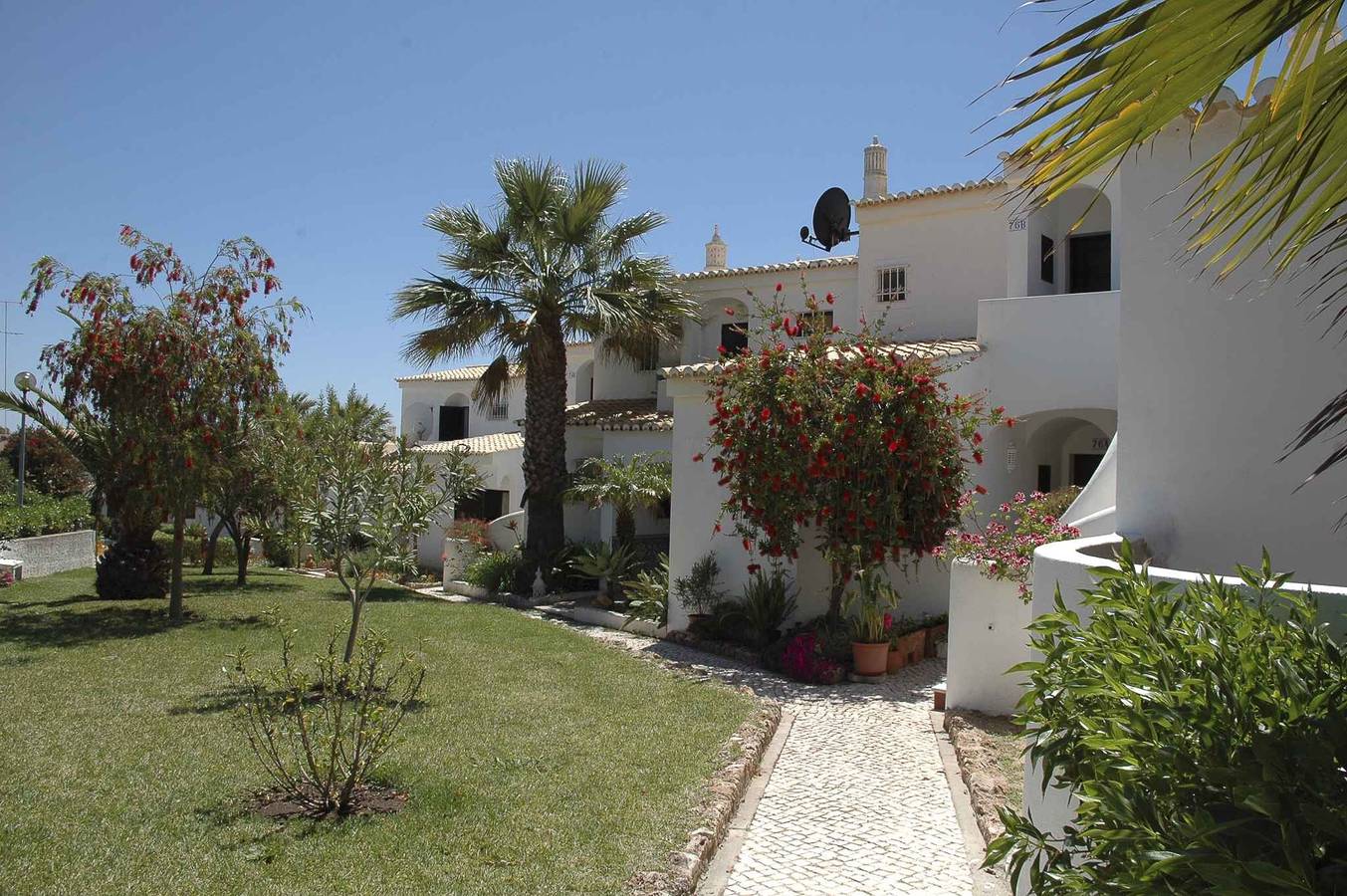Entire holiday apartment, Holiday apartment with air conditioning, balcony, and pool in Alporchinhos, Porches