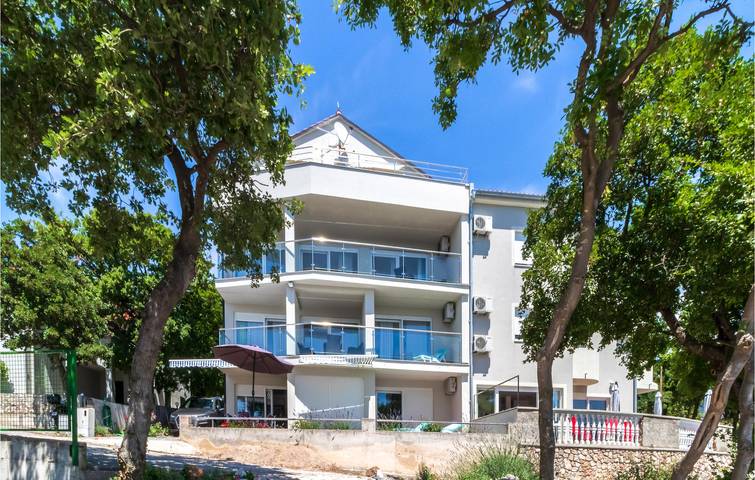 Ganze Ferienwohnung, Gemütliche Ferienwohnung mit Terrasse, 100 m von der Küste entfernt, in der Nähe des Stadtzentrums von Klenovica in Povile, Primorje-Gorski Kotar