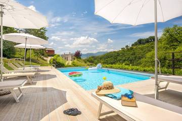 Gîte pour 7 personnes, avec jardin et jacuzzi, animaux acceptés à Fabriano