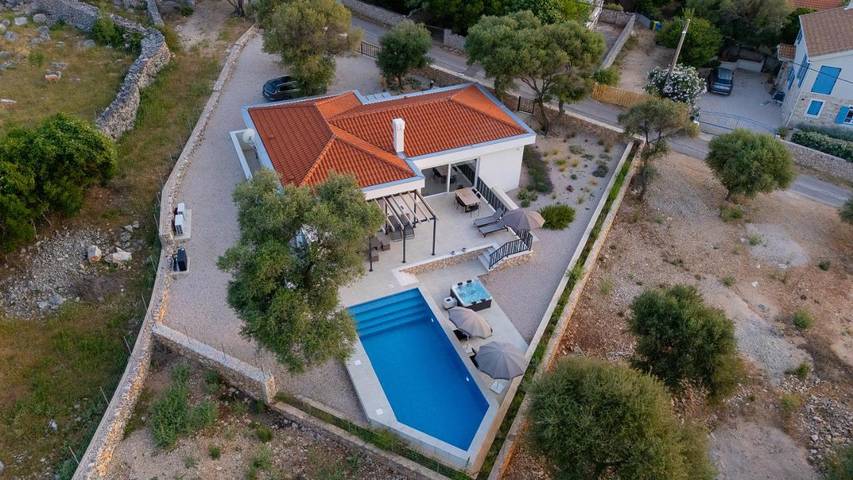 Villa pour 7 personnes, avec vue et jardin ainsi que sauna et piscine, animaux acceptés dans Lun