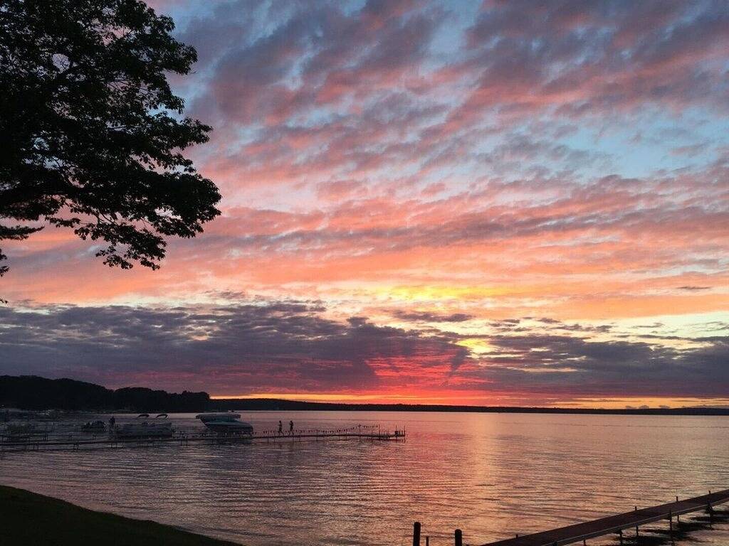 Higgins Lakefront Cozy Beach House with Private Boat Mooring Onsite - Brass Bell in Higgins Lake