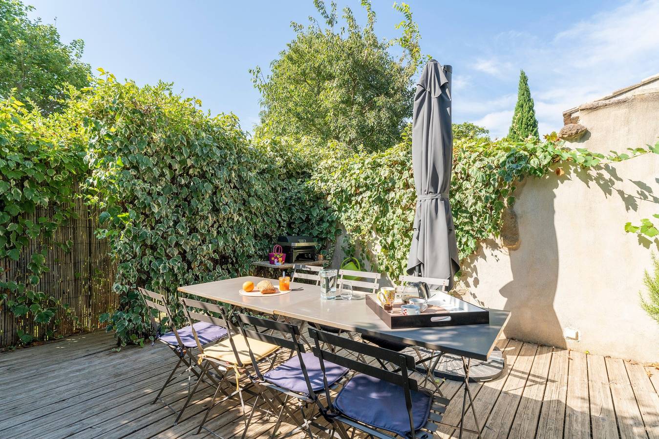 Maison de vacances 'Grand Gîte De Tante Berthe' avec vue sur la montagne, piscine partagée et Wi-Fi in Camaret-sur-Aigues, Vaucluse