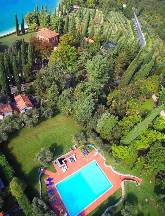 Villa pour 8 personnes, avec Terrasse et Jardin ainsi que Piscine et Vue sur le lac à Garde