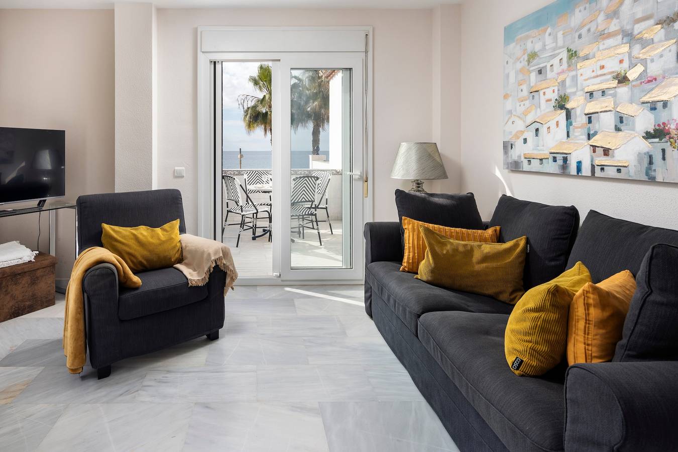 Apartamento entero, Apartamento 'Beachfront Apt Torrox Costa' con vistas al mar, Wi-Fi y aire acondicionado. in Torrox Costa, Torrox