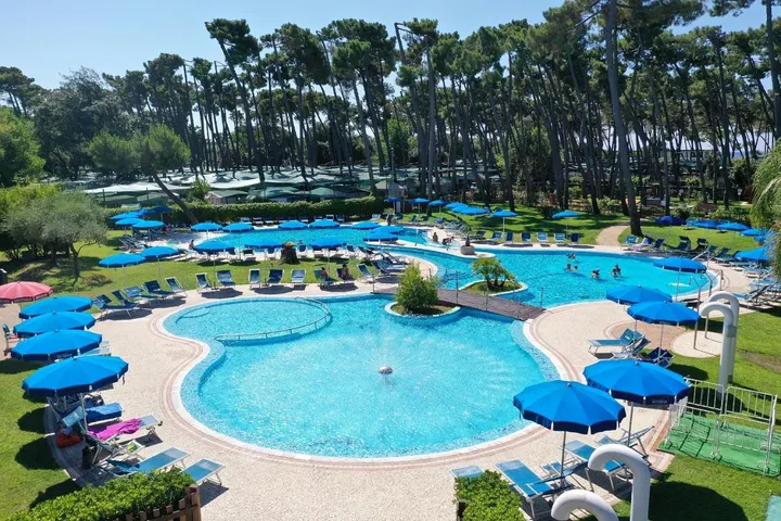 Resort per 4 persone, con piscina e giardino - 1