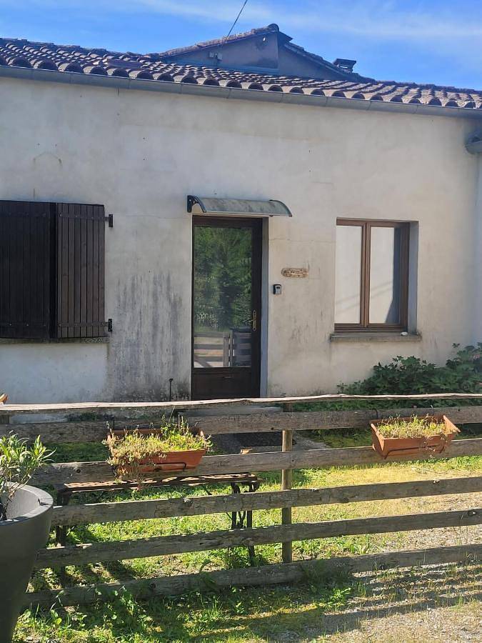 Gîte pour 2 personnes, avec jardin ainsi que terrasse et vue, animaux acceptés à Vinezac - 2